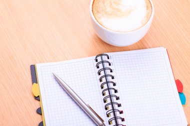 kahve fincanı masada boş bir not defteri açın