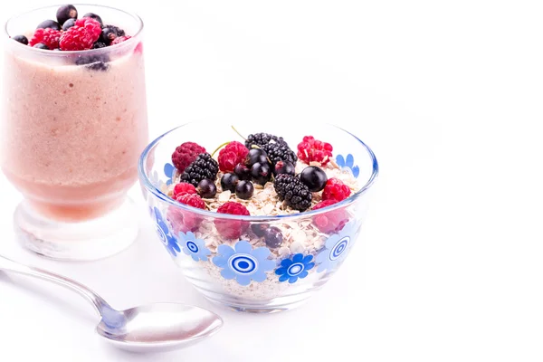 Gachas de avena en escamas con bayas frescas aisladas —  Fotos de Stock