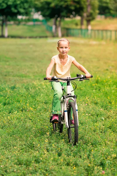 Niña montando una bicicleta —  Fotos de Stock