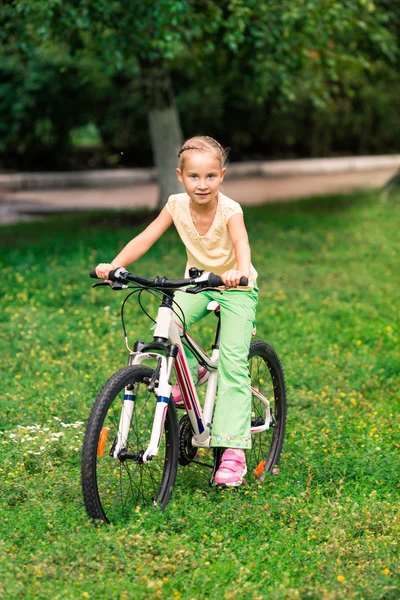 Niña montando una bicicleta —  Fotos de Stock