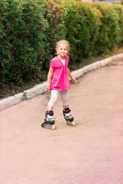 Niña en patines en el parque —  Fotos de Stock