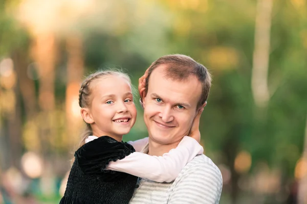 Happy father and daughter playing in the park — Stock Photo, Image