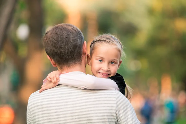Happy father and daughter playing in the park — Stock Photo, Image