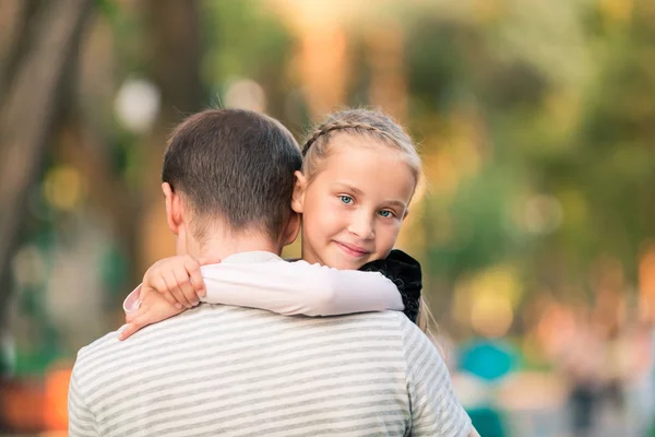 Happy father and daughter playing in the park — Stock Photo, Image