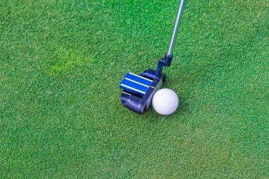 Golf sopa ve Top delik yakınlarında.