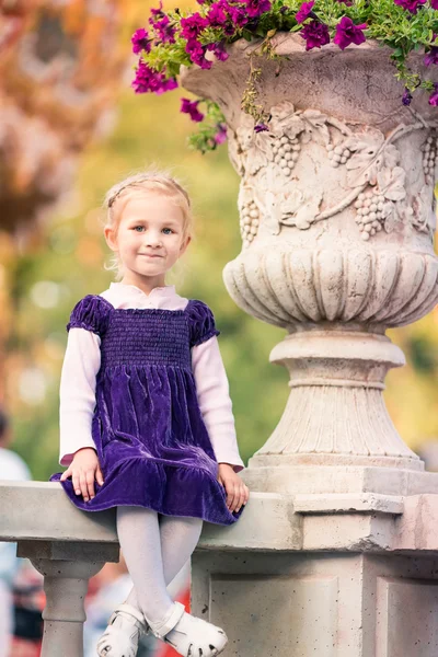 Carino sorridente bambina nel parco — Foto Stock