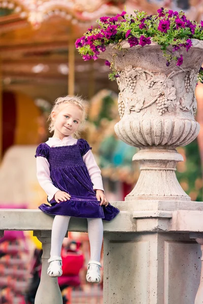 Carino sorridente bambina nel parco — Foto Stock