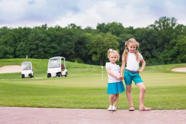 Roztomilý malý holky na golfovém hřišti — Stock fotografie