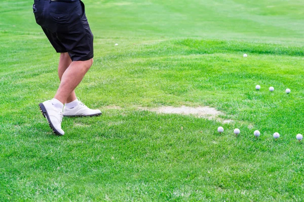 Низький розділ гравця в гольф готовий вдарити по м'ячу — стокове фото