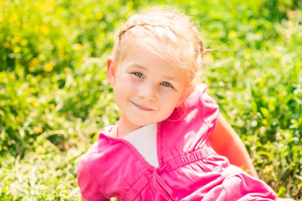 Carino sorridente bambina sul prato — Foto Stock