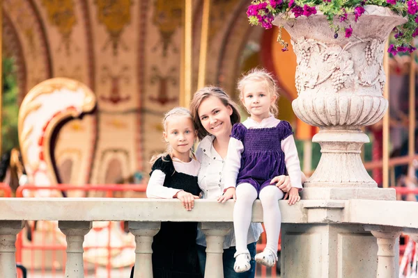 Glückliche Familie: Mutter mit Töchtern — Stockfoto