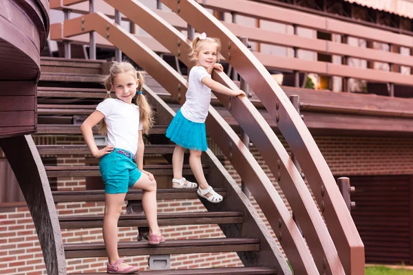 Deux mignons gilrs heureux en plein air — Photo