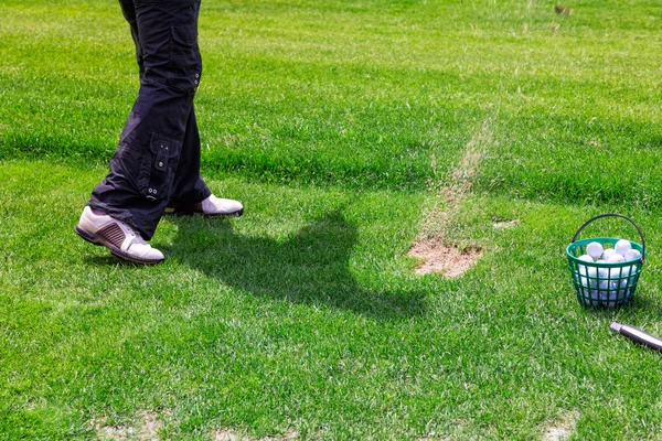Mały przekrój golf gracz gotowy wobec uderzyć piłkę — Zdjęcie stockowe
