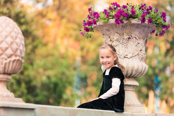 Schattig lachende klein meisje in het park — Stockfoto