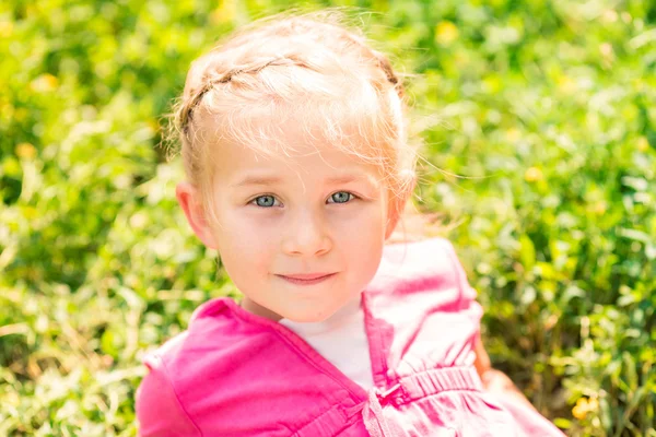 Carino sorridente bambina sul prato — Foto Stock