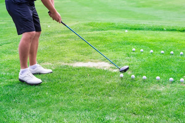 Düşük bölümü golf oyuncusu topa vurmak için hazır — Stok fotoğraf