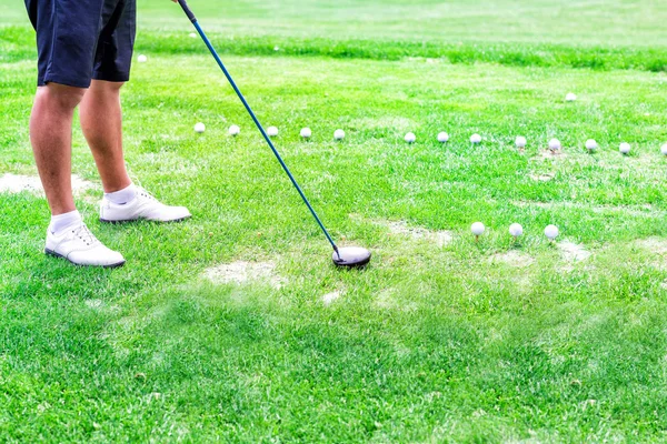 Düşük bölümü golf oyuncusu topa vurmak için hazır — Stok fotoğraf