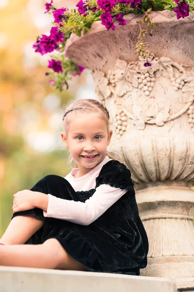 Petite fille souriante mignonne dans le parc — Photo