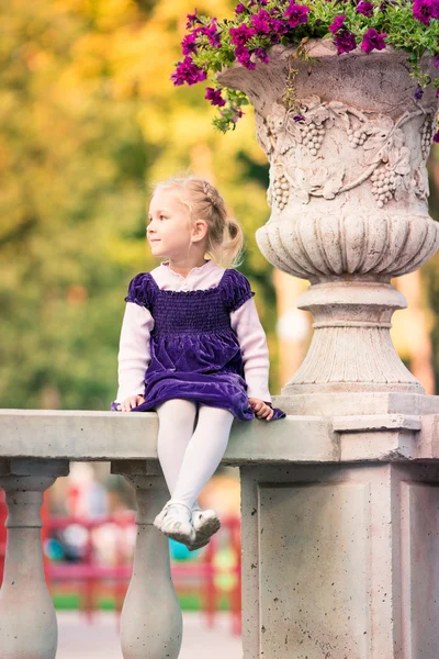 Cute smiling little girl in the park — Stock Photo, Image