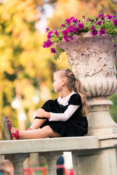 Linda niña sonriente en el parque — Foto de Stock