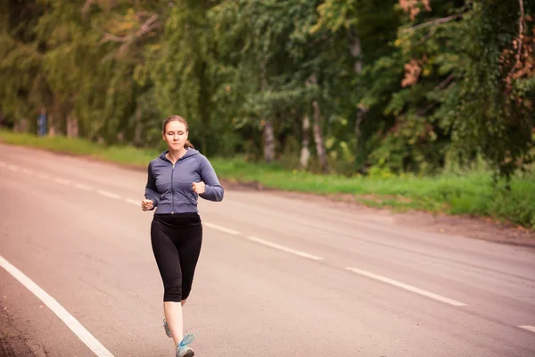 屋外の自然の中でジョギング ランナー女性 — ストック写真