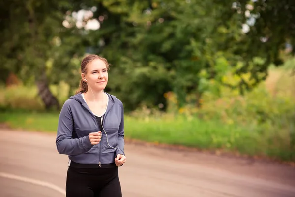 屋外の自然の中でジョギング ランナー女性 — ストック写真