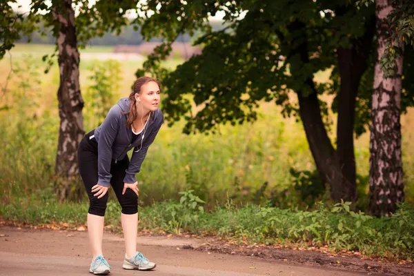 Corredor mujer corriendo en la naturaleza al aire libre —  Fotos de Stock