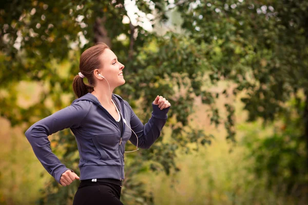 Δρομέας γυναίκα τρέξιμο στη φύση και υπαίθρια — Φωτογραφία Αρχείου