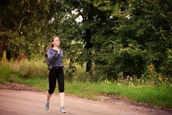 Runner vrouw joggen in de natuur buiten — Stockfoto