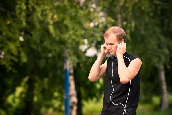 Sportlicher junger Mann joggt im Freien — Stockfoto
