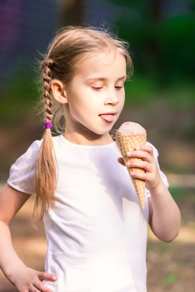 Glückliches süßes Kind, das Eis isst — Stockfoto