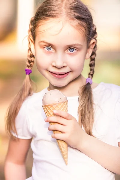 Glückliches süßes Kind, das Eis isst — Stockfoto