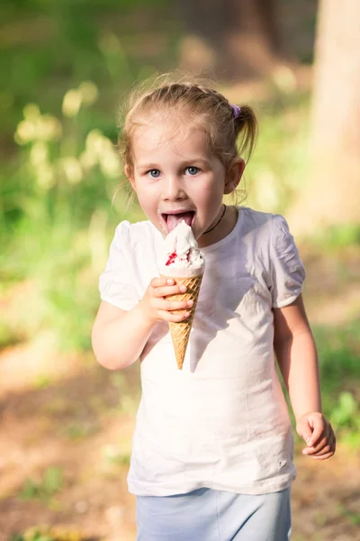 Щаслива мила дитина їсть морозиво — стокове фото