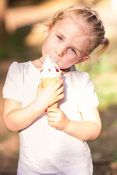 Zadowolony ładny dziecko jeść lody — Zdjęcie stockowe