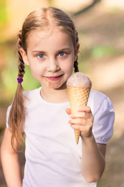 Счастливый милый ребенок ест мороженое — стоковое фото