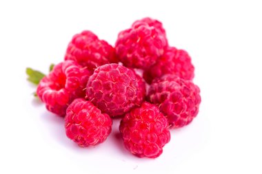 Olgun ahududu beyaz izole