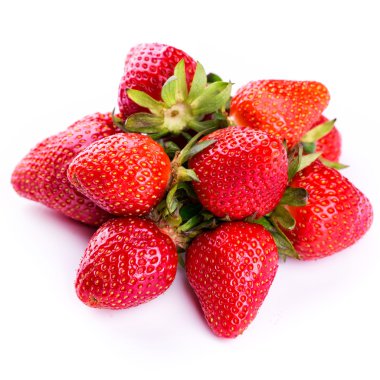 Beyaz arka planda izole edilmiş taze çilekler..