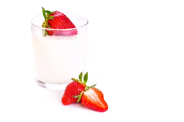 Yougurt frais dans un verre à la fraise — Photo
