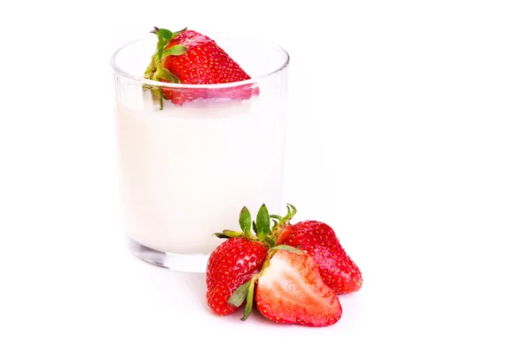 Yougurt frais dans un verre à la fraise — Photo