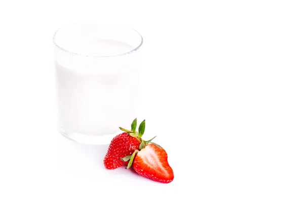 Свежий йогурт в стакане с клубникой — стоковое фото