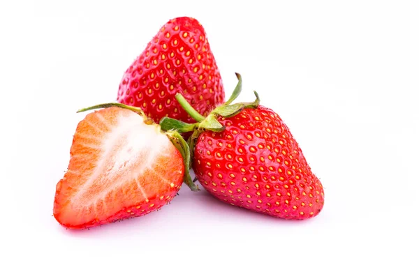 Färska jordgubbar isolerade på vit bakgrund. — Stockfoto