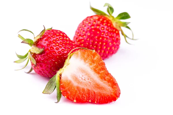 Färska jordgubbar isolerade på vit bakgrund. — Stockfoto