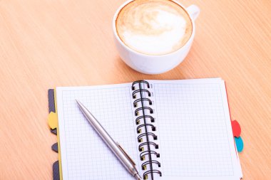 kahve fincanı masada boş bir not defteri açın