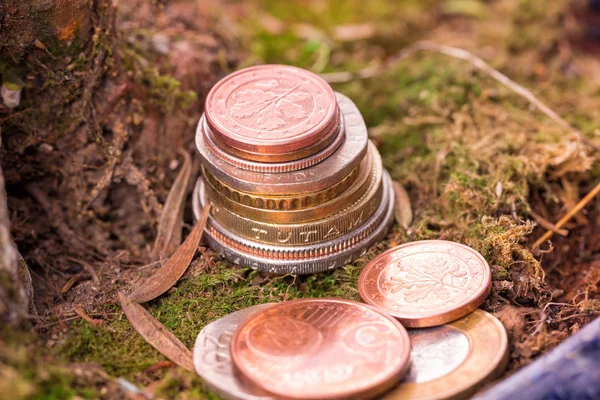 Moedas velhas diferentes empilhadas no chão — Fotografia de Stock