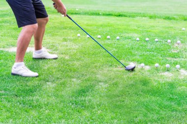 düşük bölümü golf oyuncusu topa vurmak için hazır