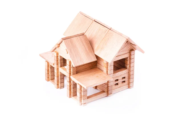 Spielzeug Holzhaus isoliert auf weiß — Stockfoto