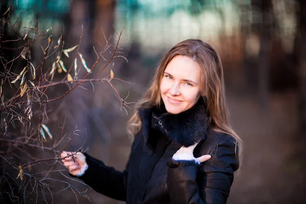 Schöne Frau zu Fuß im Freien — Stockfoto