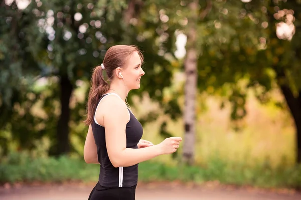 Löpare kvinna jogging i naturen utomhus — Stockfoto