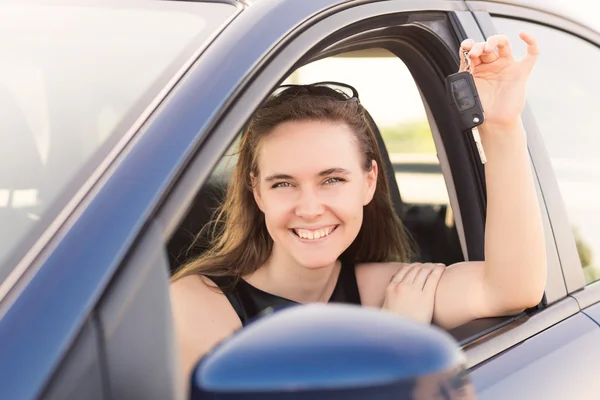 Hermosa mujer de negocios conduciendo en el coche — Foto de Stock