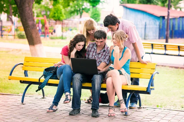 Groep gelukkig lachend tiener studenten — Stockfoto